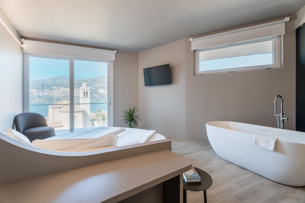 Junior Suite Superior With Balcony And Lake View | In-room safe, desk, iron/ironing board (on request), WiFi (free)