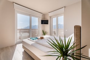 Deluxe kamer, balkon, uitzicht op meer | Een kluis op de kamer, een bureau, een strijkplank/strijkijzer