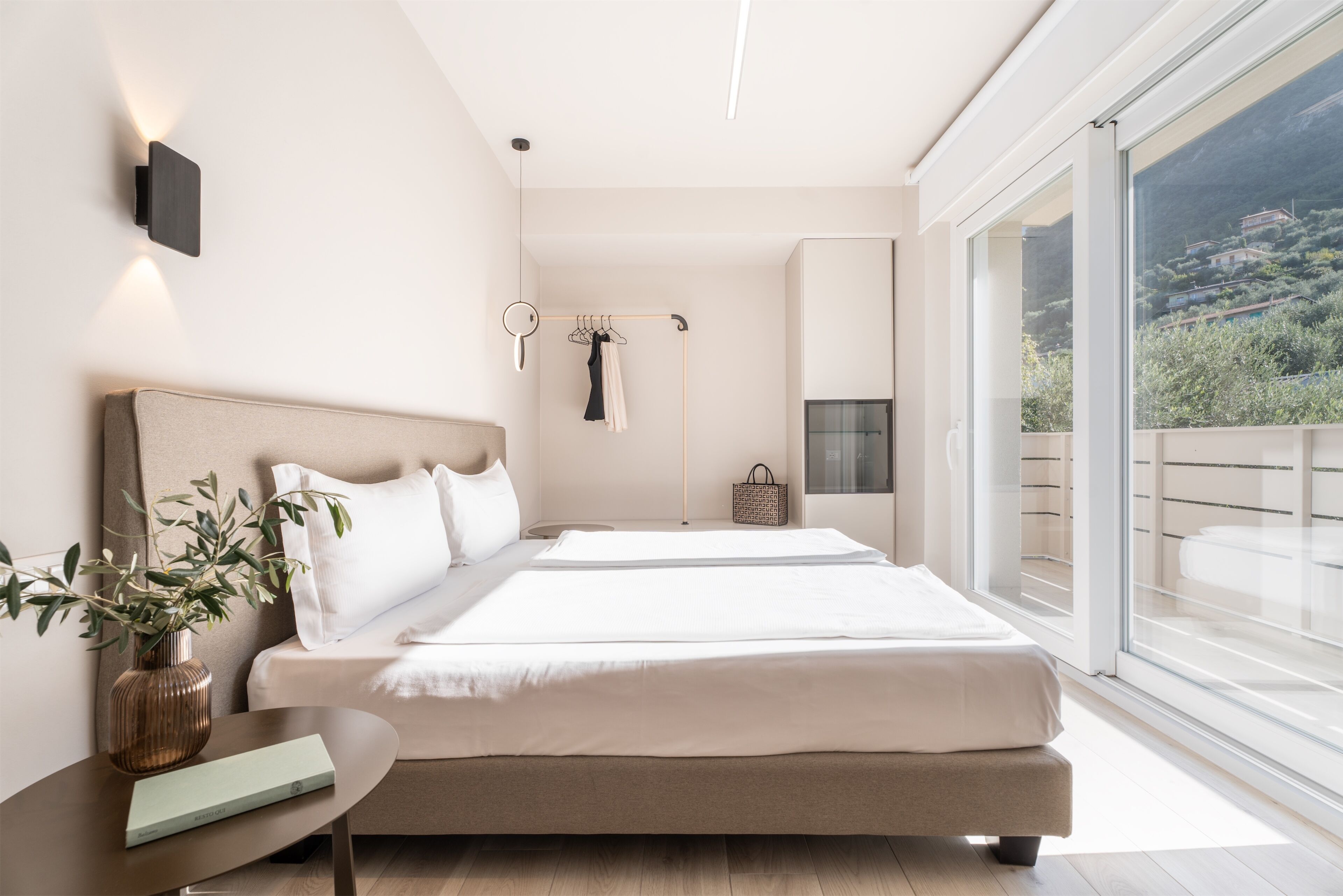 Caja de seguridad en la habitación y escritorio 