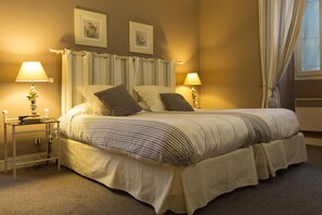 Habitación doble superior | Ropa de cama de alta calidad, caja fuerte, decoración individual