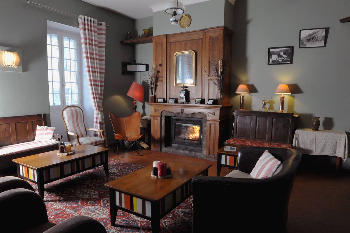 lunch, dinner served; french cuisine, garden views