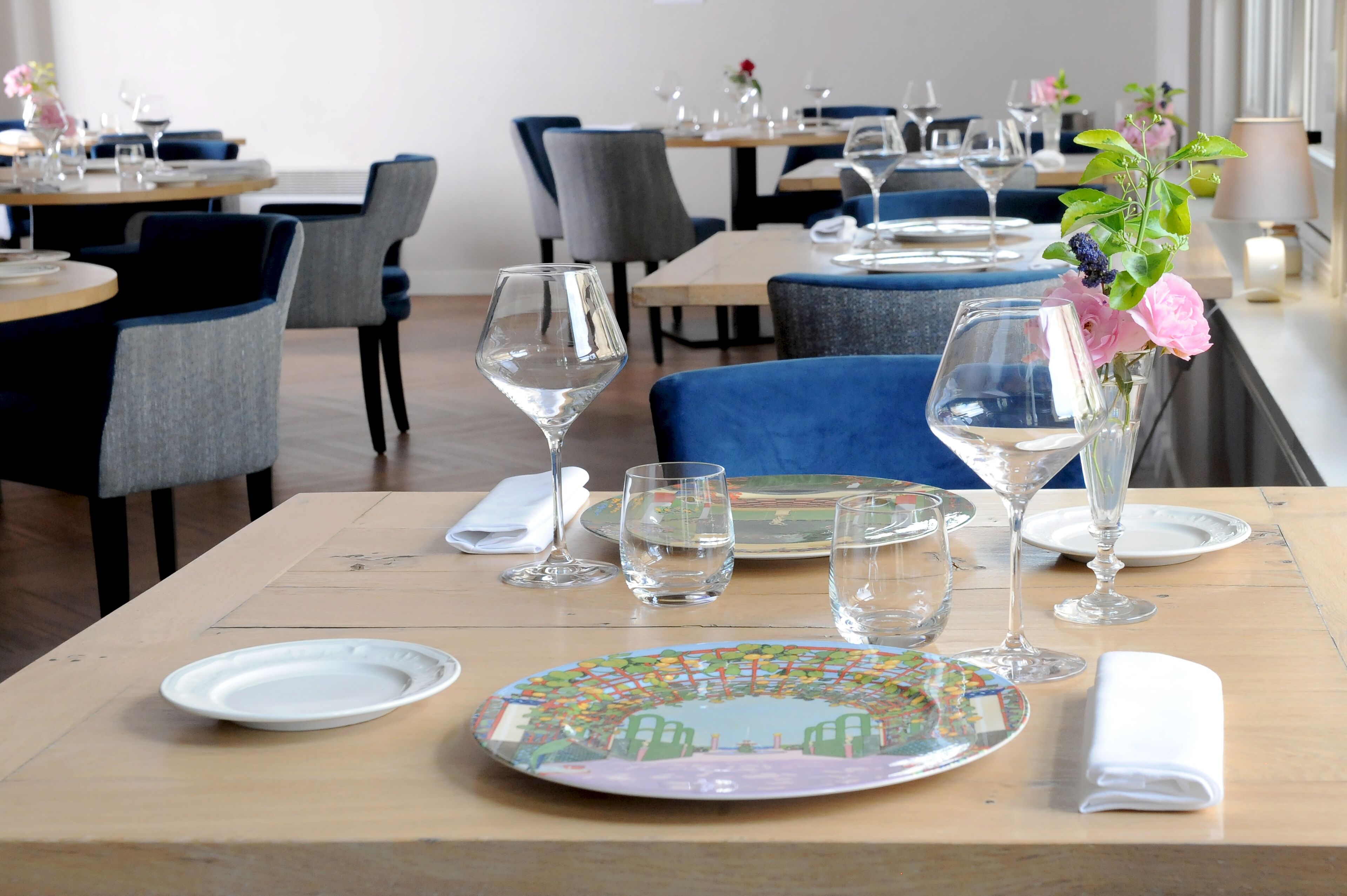 lunch, dinner served; french cuisine, garden views