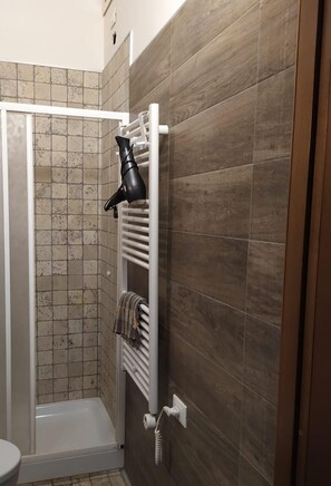 Economy Double Room | Bathroom shower - New Paradise (Rome)