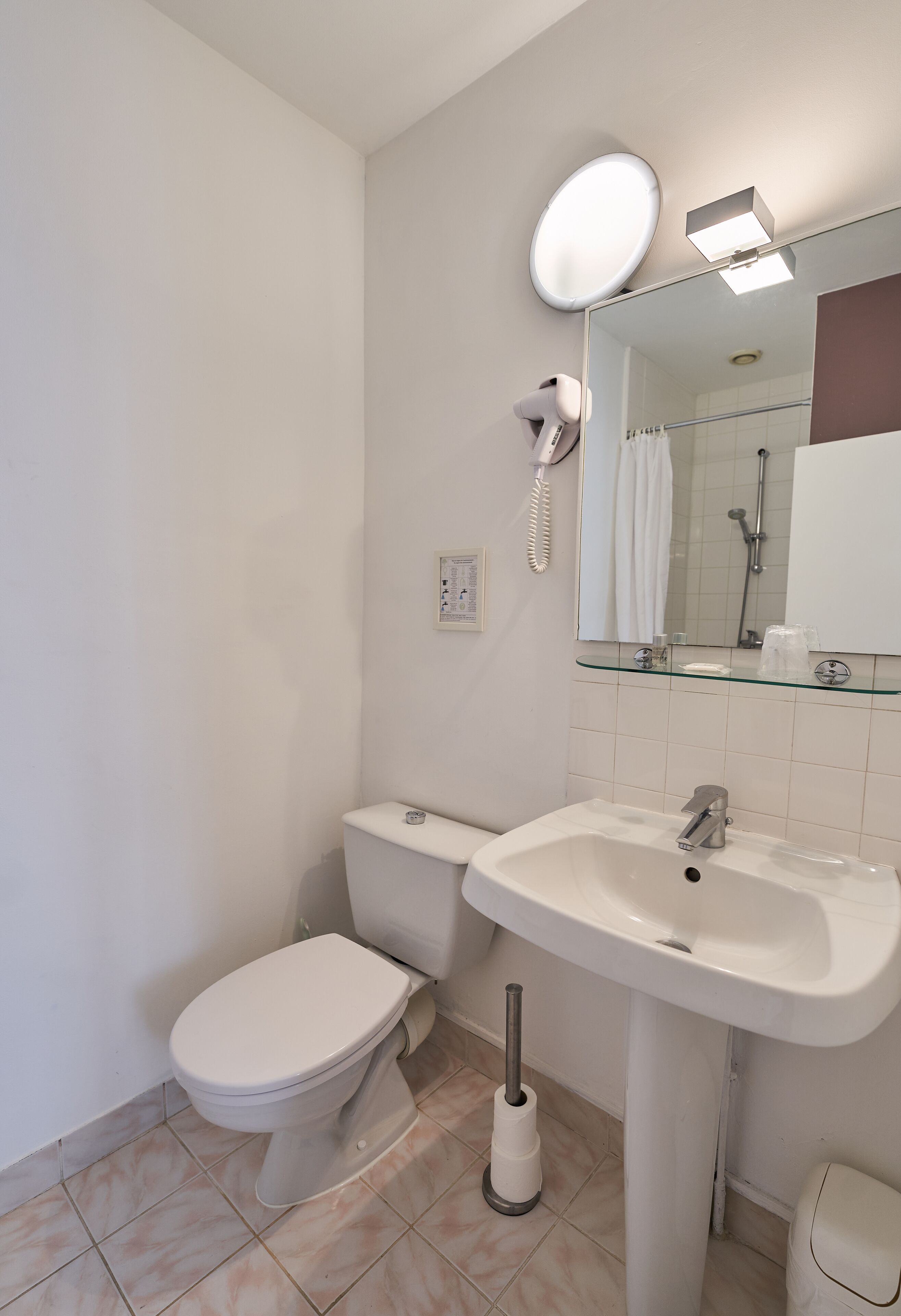 standard double room | bathroom | free toiletries, hair dryer, towels