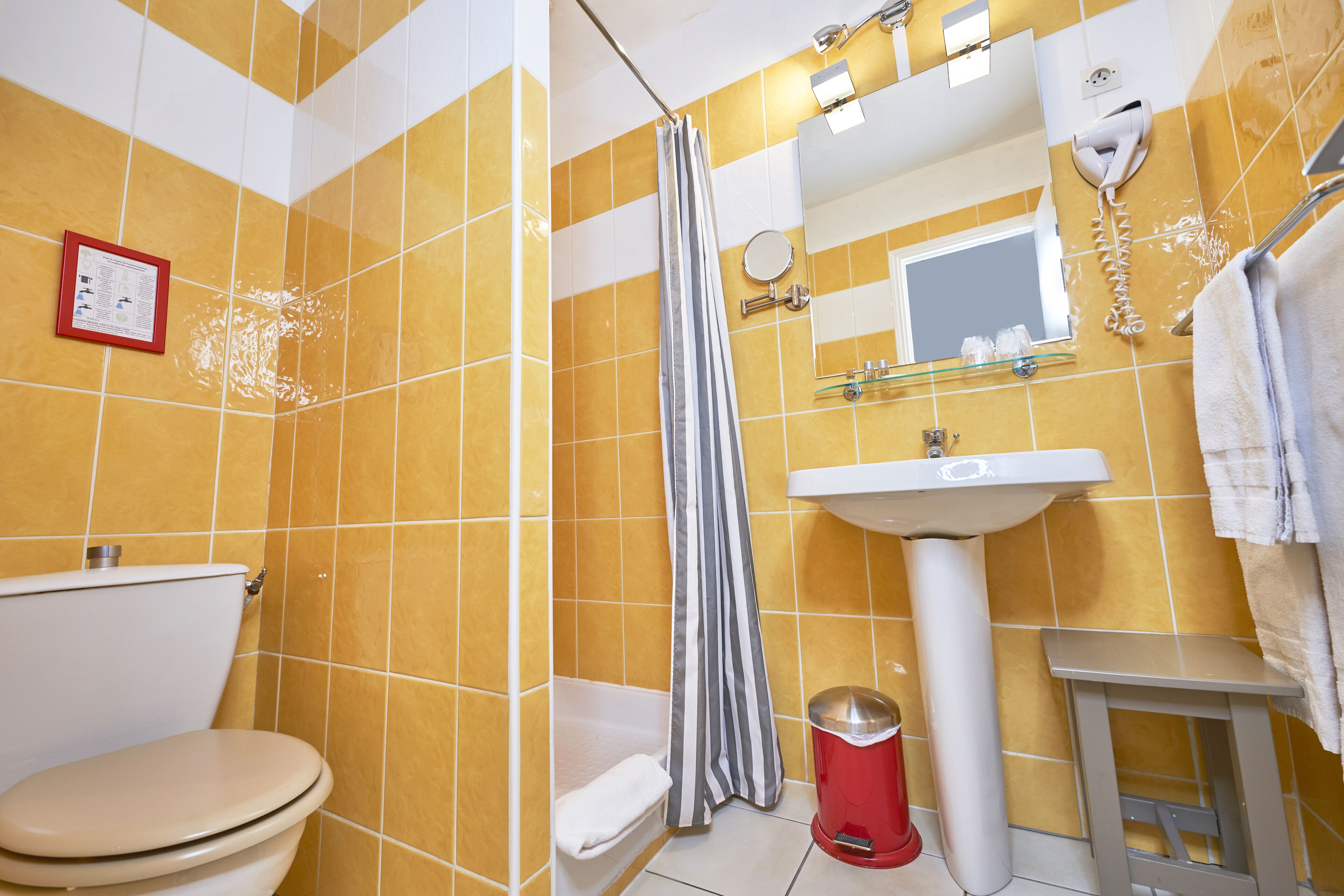 Foto - LOGIS Hôtel Du Théâtre