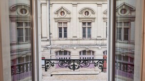Vista de la fachada de un edificio con el nombre "Voltaire" y "Beaumarchais" a la vista.