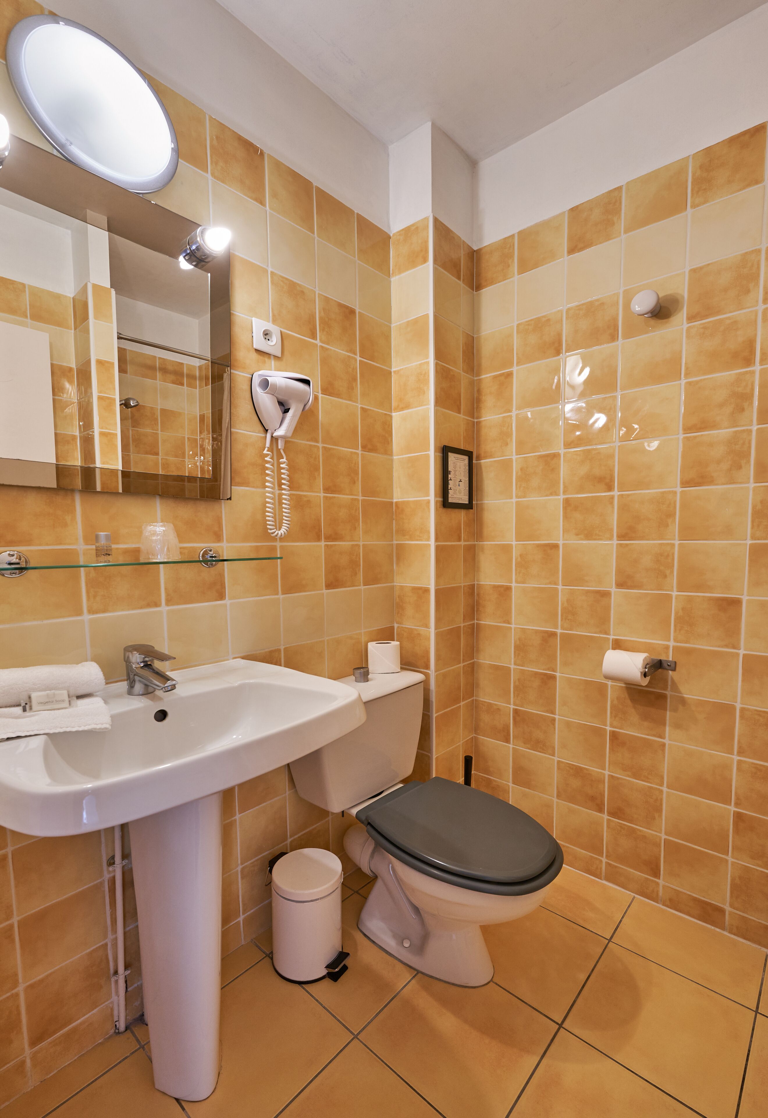 comfort double room | bathroom | free toiletries, hair dryer, towels