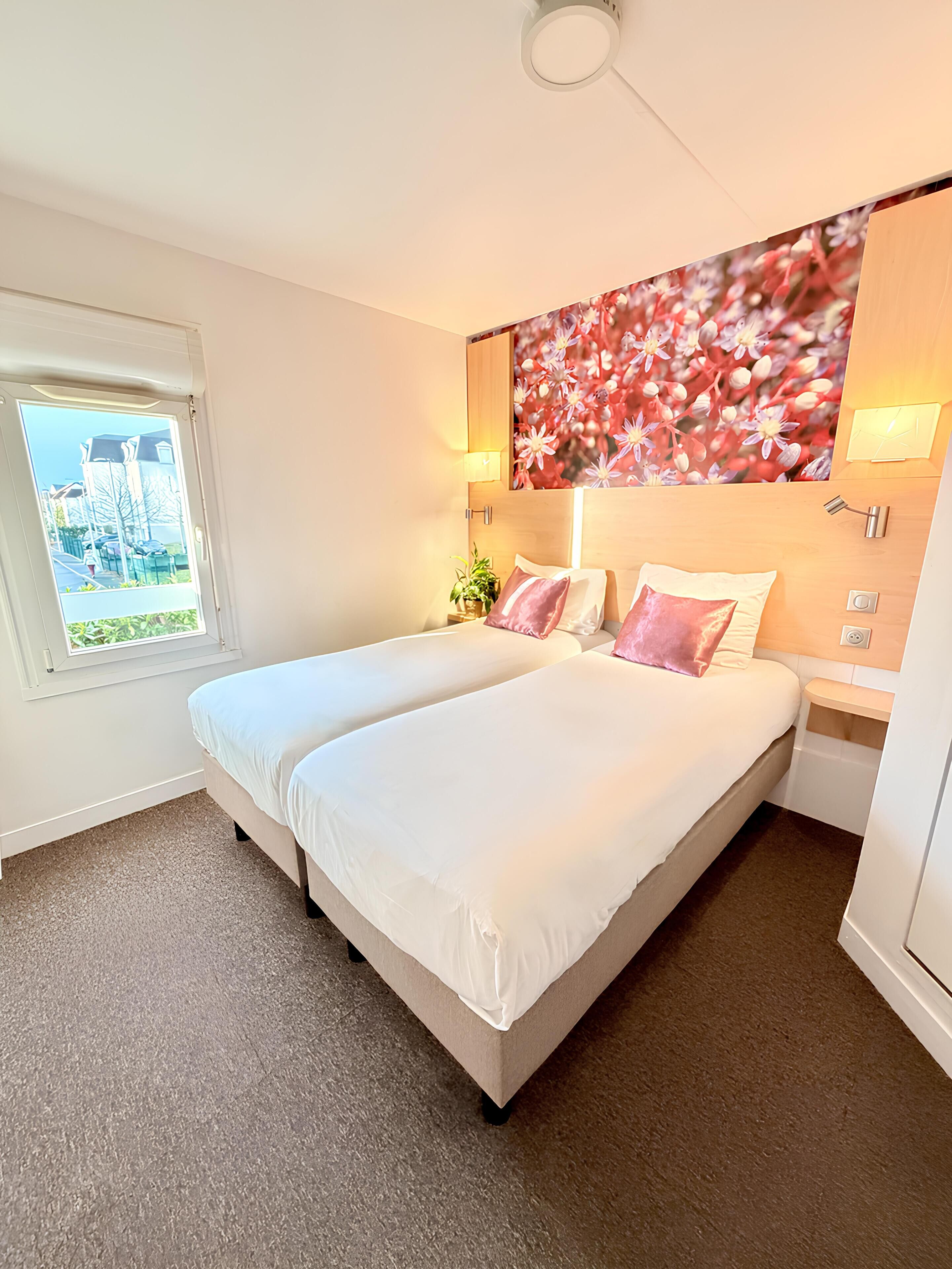 Habitación con 2 camas individuales | Escritorio, cunas gratuitas, wifi gratis y ropa de cama 