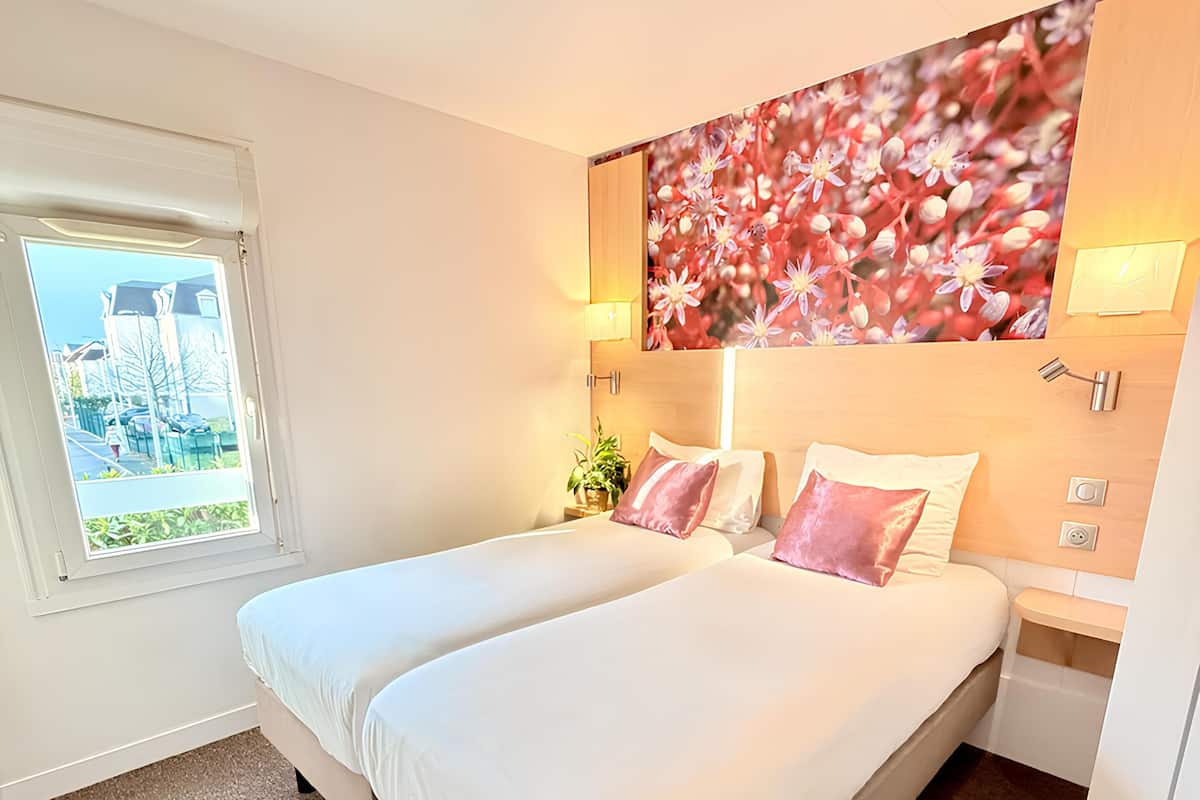 Twin Room | Desk, cribs (free), WiFi (free), bed sheets
