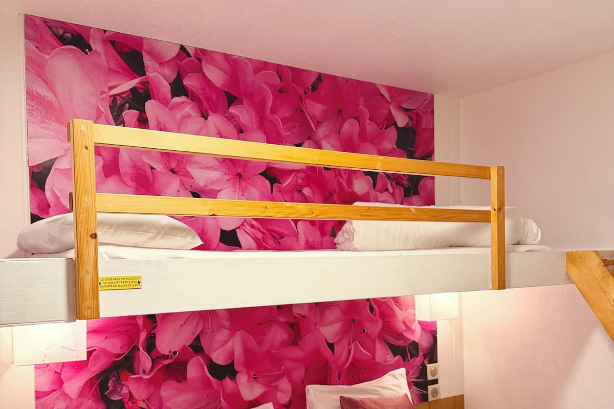 Triple Room | Desk, cribs (free), WiFi (free), bed sheets
