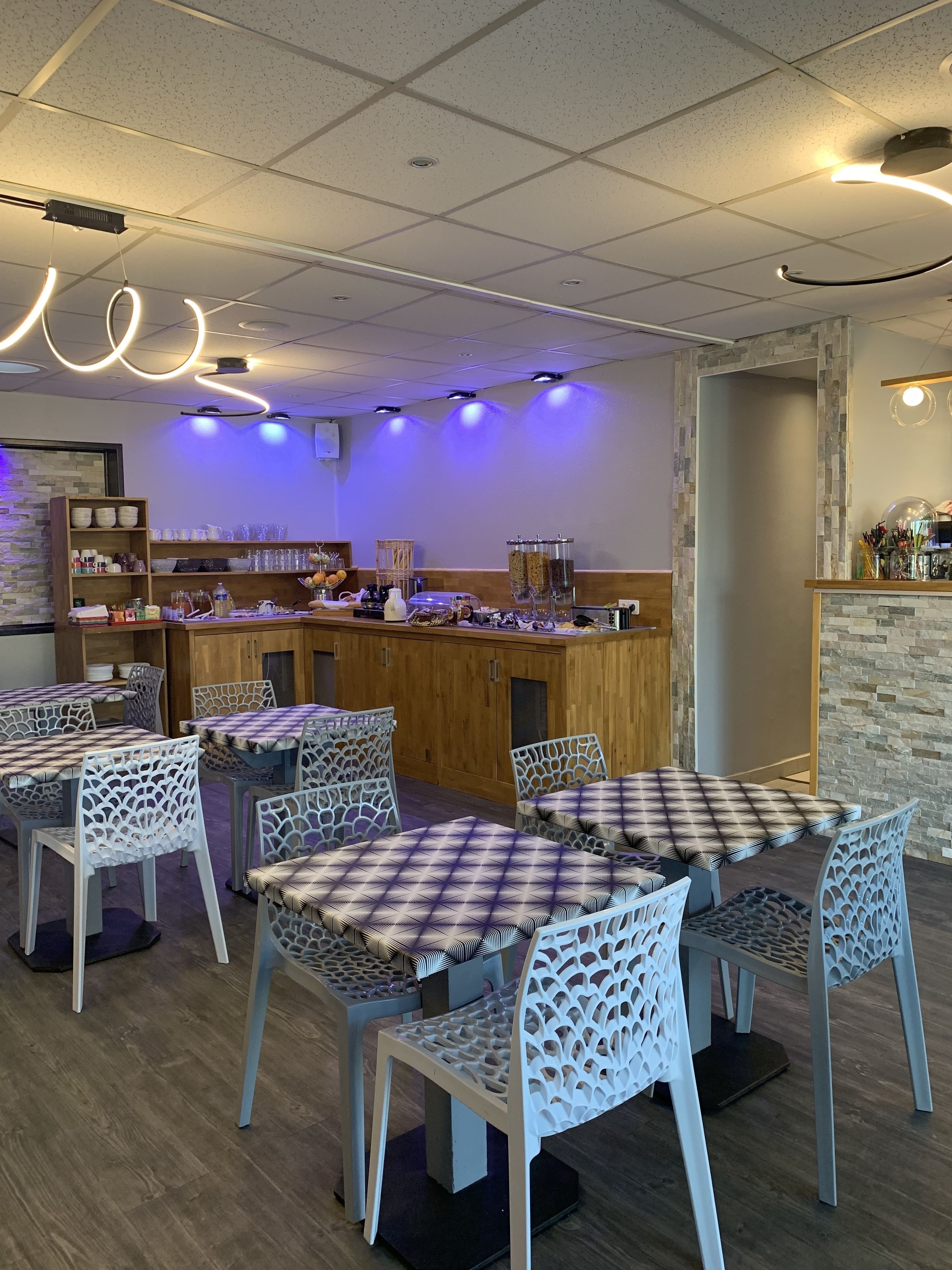 Daily buffet breakfast (EUR 8.5 per person)