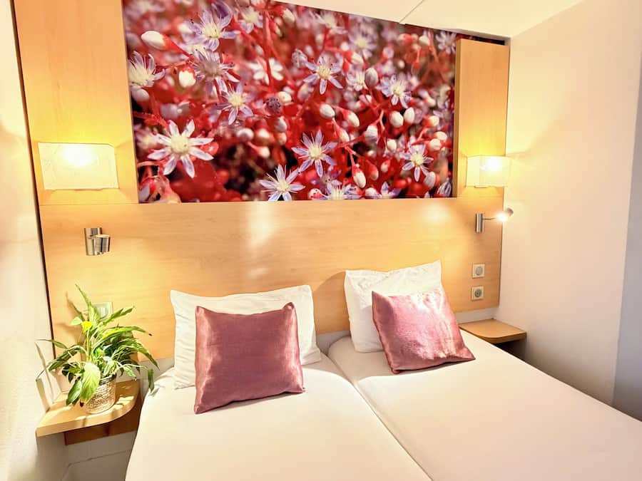 Escritorio, cunas gratuitas, wifi gratis y ropa de cama