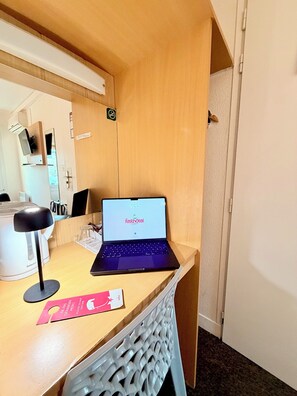 60-centimeters fladskærms-tv med satellitkanaler, tv