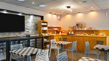 Se ofrece un desayuno bufé (8.5 EUR por persona)