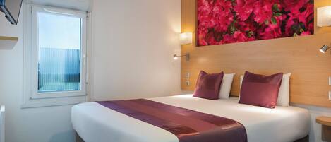 Tweepersoonskamer | Een bureau, gratis babybedden, gratis wifi, beddengoed