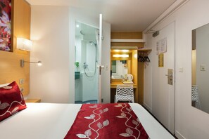 Double Room | Bathroom | Shower, towels