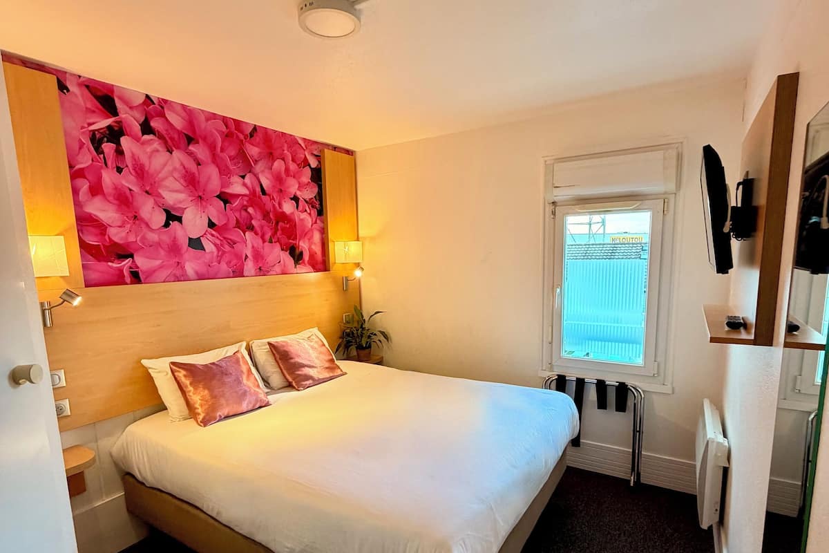 Double Room | Desk, cribs (free), WiFi (free), bed sheets