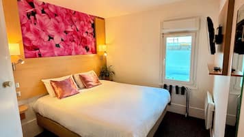 Quarto casal | Escrivaninha, berços grátis, Wi-Fi de cortesia, roupa de cama