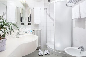 Shower, free toiletries, hair dryer, towels - Hotel Helvetia (Lignano Sabbiadoro)