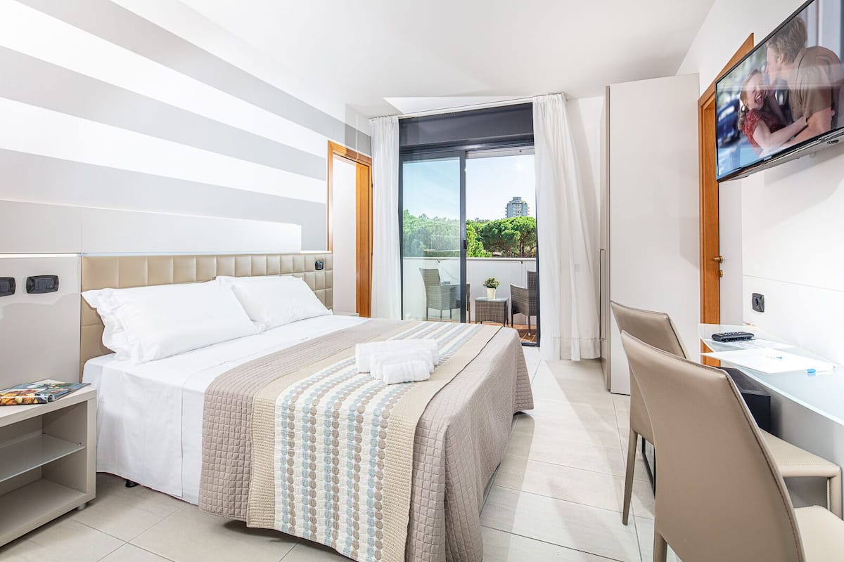 1 bedroom, in-room safe, desk, blackout curtains