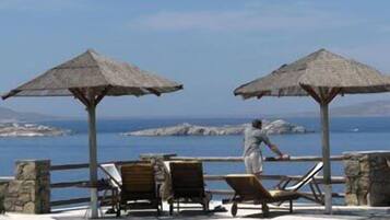 Piscine extérieure, parasols, chaises longues