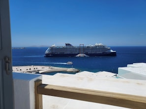 Standaard kamer | Een kluis op de kamer, een bureau, een laptopwerkplek