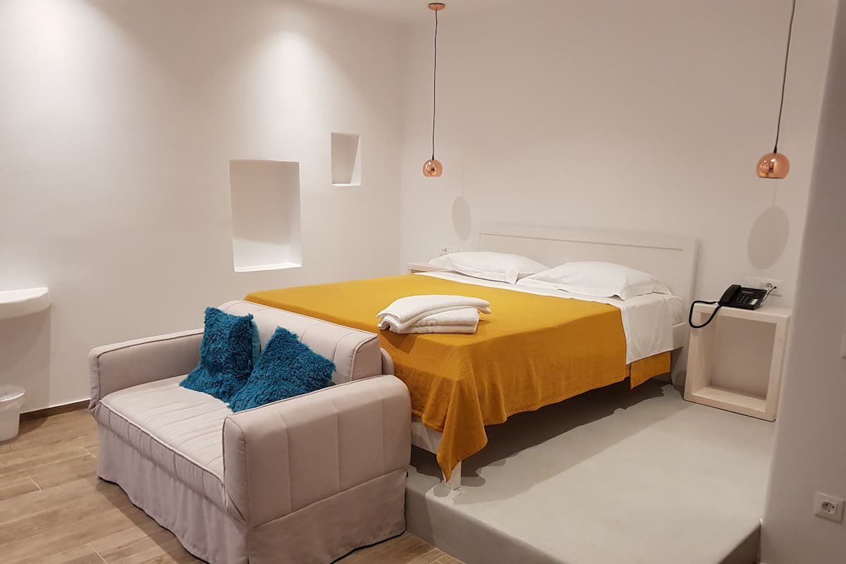 Deluxe Room | In-room safe, desk, laptop workspace, blackout curtains