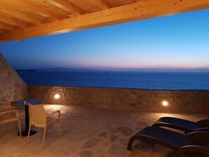 Een kluis op de kamer, een bureau, een laptopwerkplek