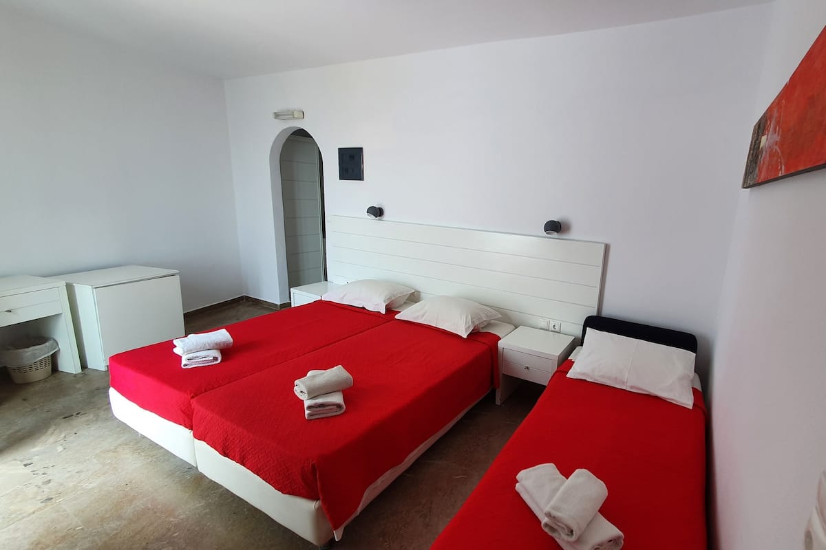 Basic Triple Room | In-room safe, desk, laptop workspace, blackout curtains