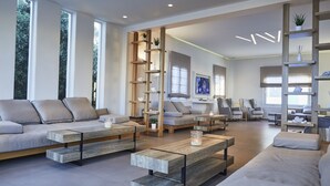 Een moderne woonkamer met een bank, salontafel en inbouwplanken.