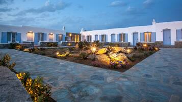 Suite superior, en edificio contiguo (Sunset Wing) | Vista frontal de la propiedad por la tarde o noche