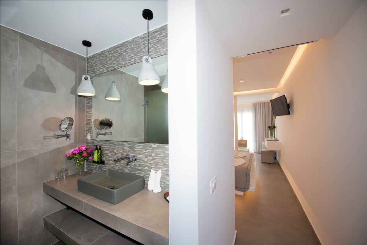 1 bedroom, in-room safe, desk, laptop workspace