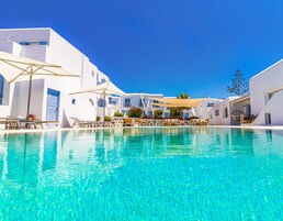 3 εξωτερικές πισίνες, ξαπλώστρες