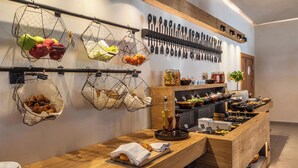 Een ontbijtbuffet met diverse soorten eten en bestek.