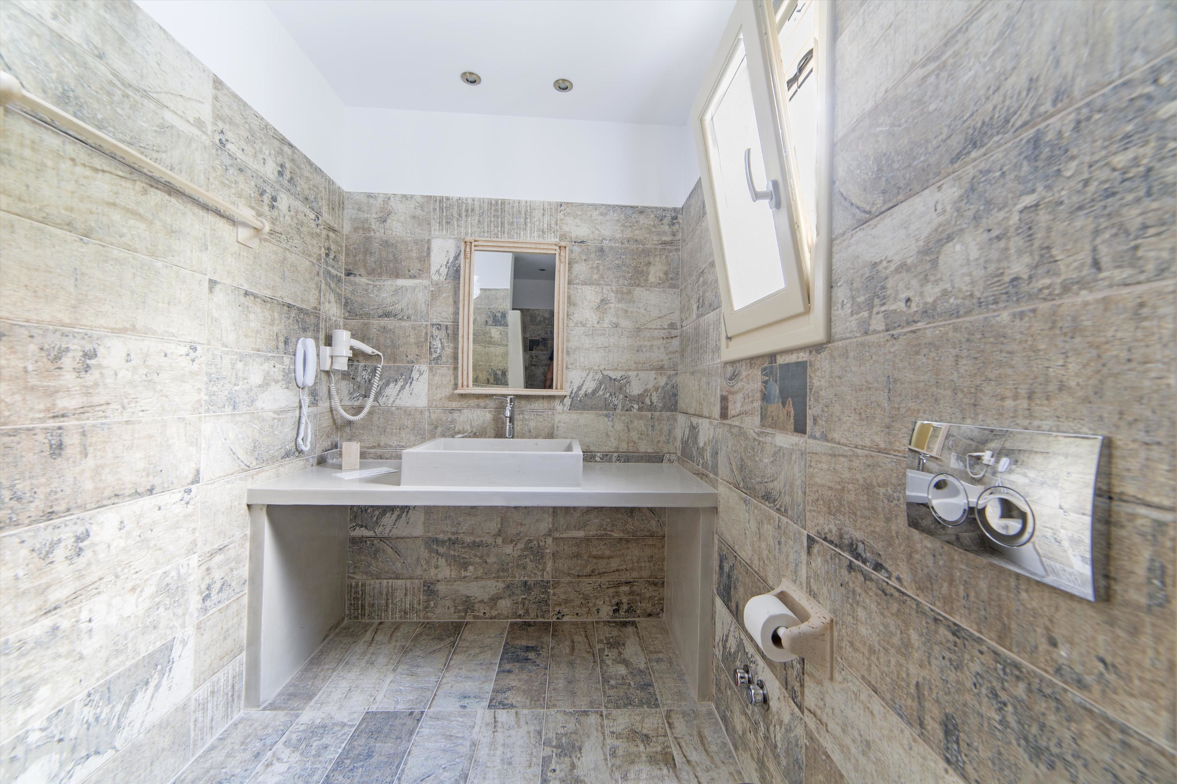 standard room | bathroom | shower, rainfall showerhead, free toiletries, hair dryer