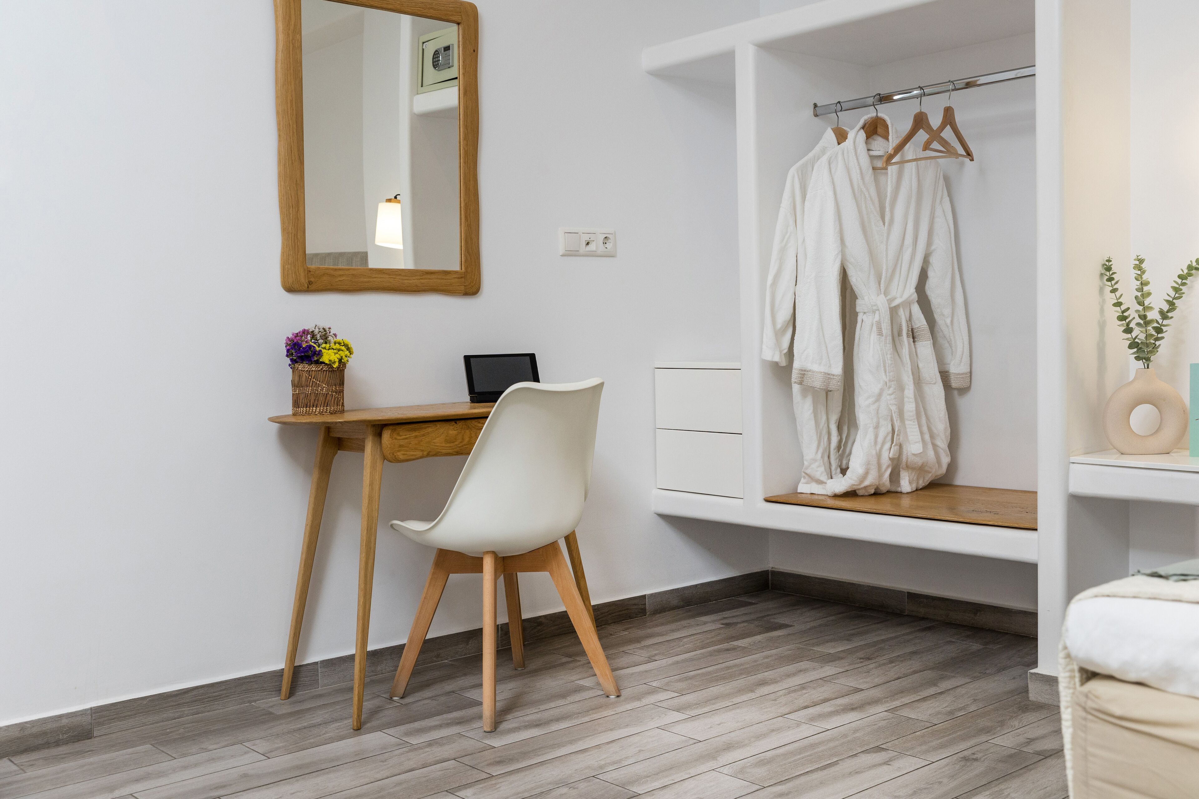 standard room | premium bedding, down duvets, pillow-top beds, in-room safe