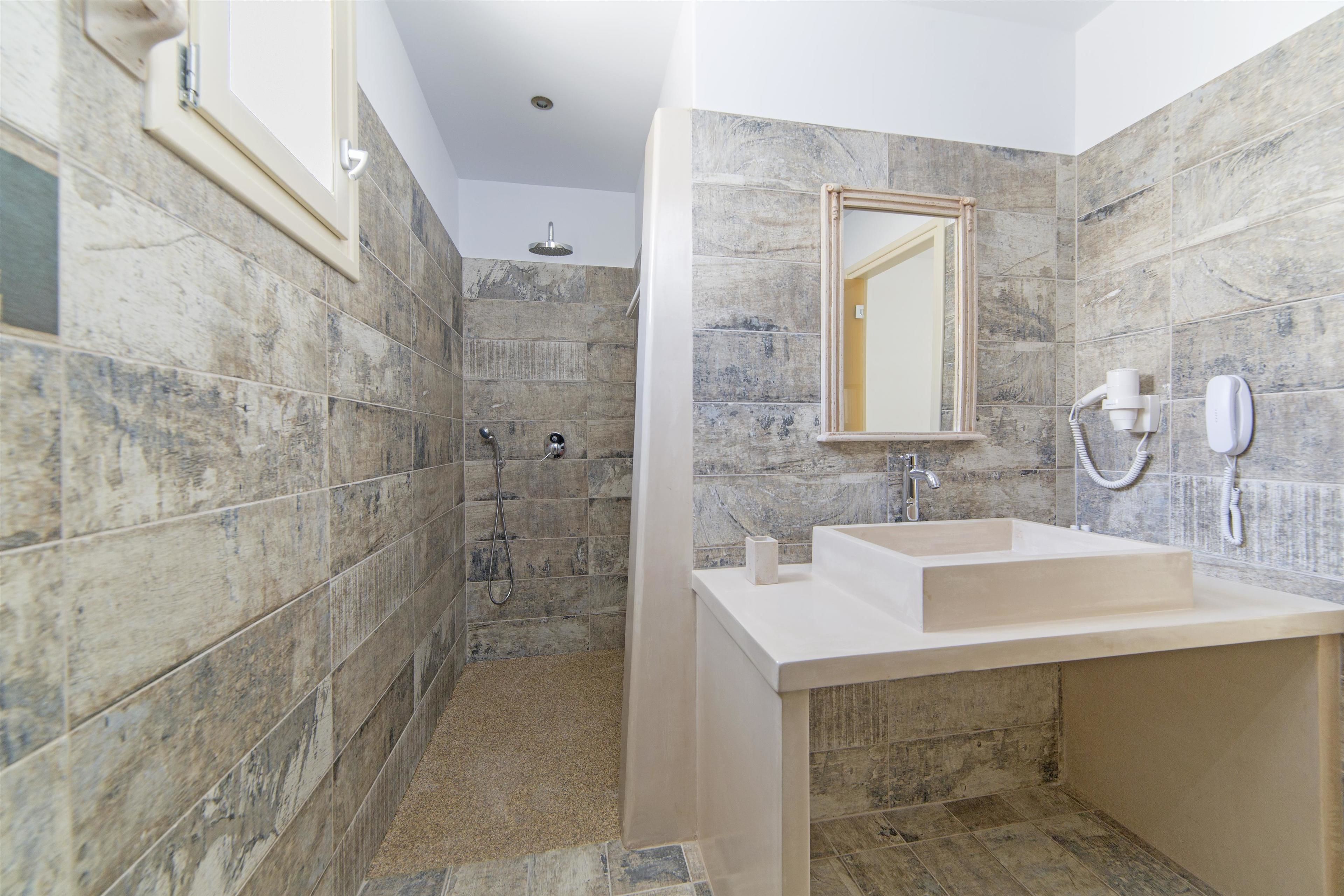 standard room | bathroom | shower, rainfall showerhead, free toiletries, hair dryer