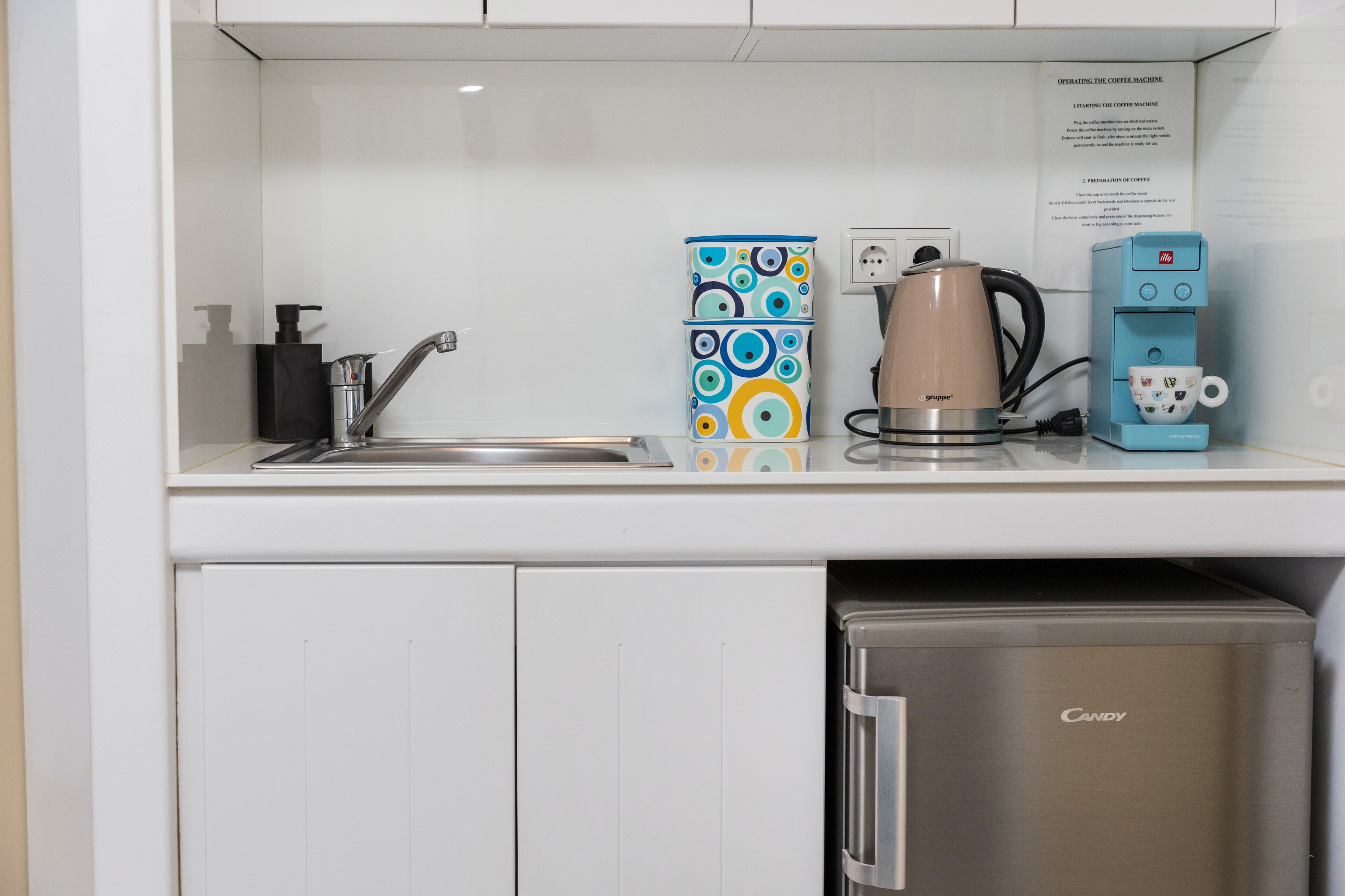 single room, 1 queen bed | premium bedding, down duvets, pillow-top beds, in-room safe