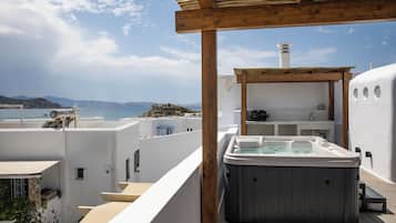 Exclusive Apartment, 2 Bedrooms, Beach View, Oceanfront | Premium bedding, down comforters, pillowtop beds, in-room safe