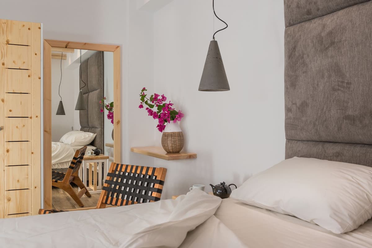 Premium bedding, iron/ironing board, free cribs/infant beds