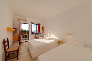 Desk, soundproofing, free WiFi, bed sheets