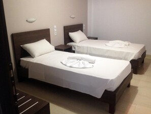 In-room safe, iron/ironing board, free cots/infant beds, free WiFi - Thisvi (Hersonissos)