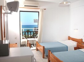 Caja de seguridad en la habitación y tabla de planchar con plancha