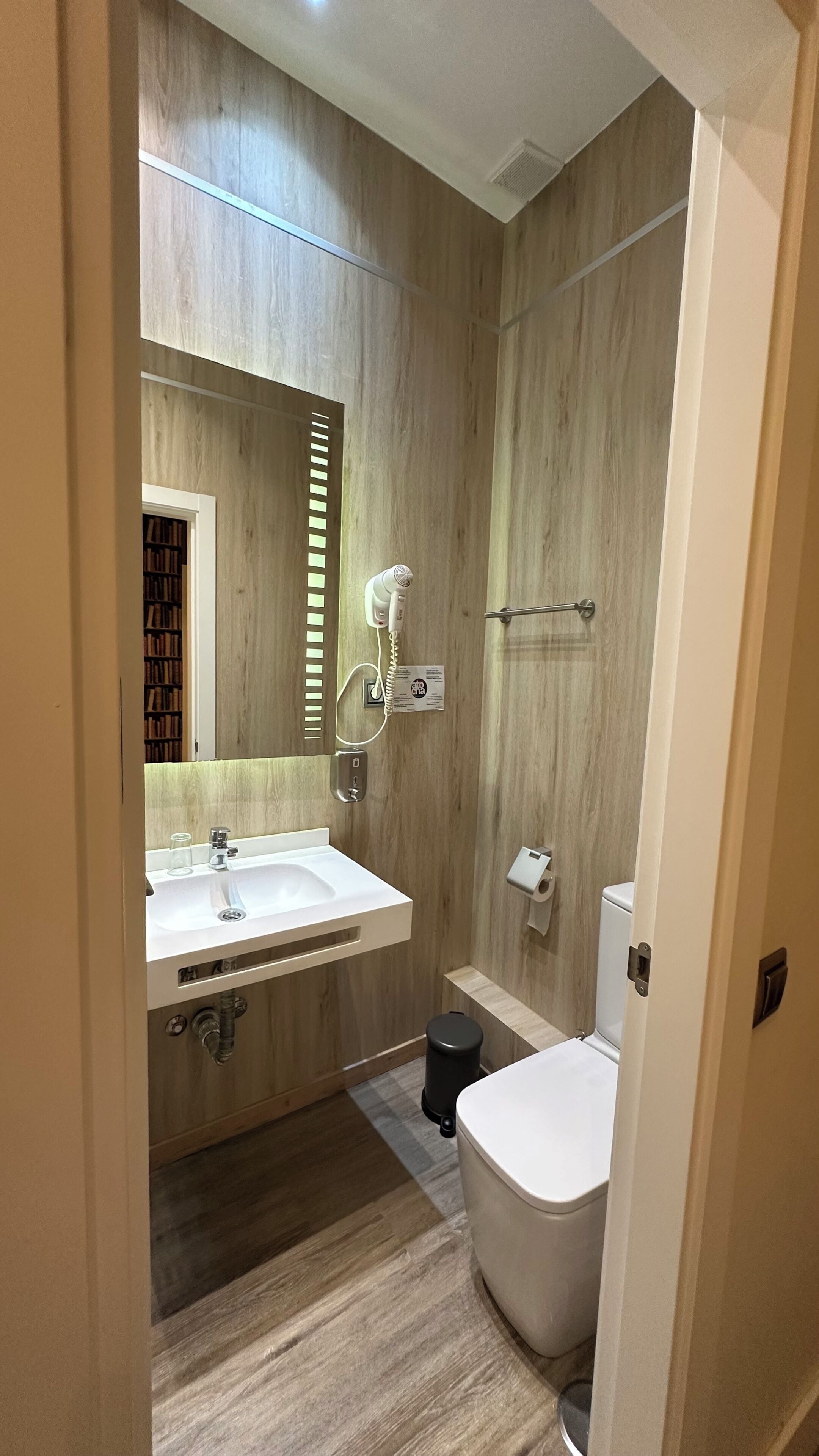 Quarto solteiro | Banheiro | Secador de cabelo, toalhas de banho, sabonete, shampoo