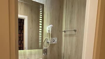 Quarto solteiro | Banheiro | Secador de cabelo, toalhas de banho, sabonete, shampoo