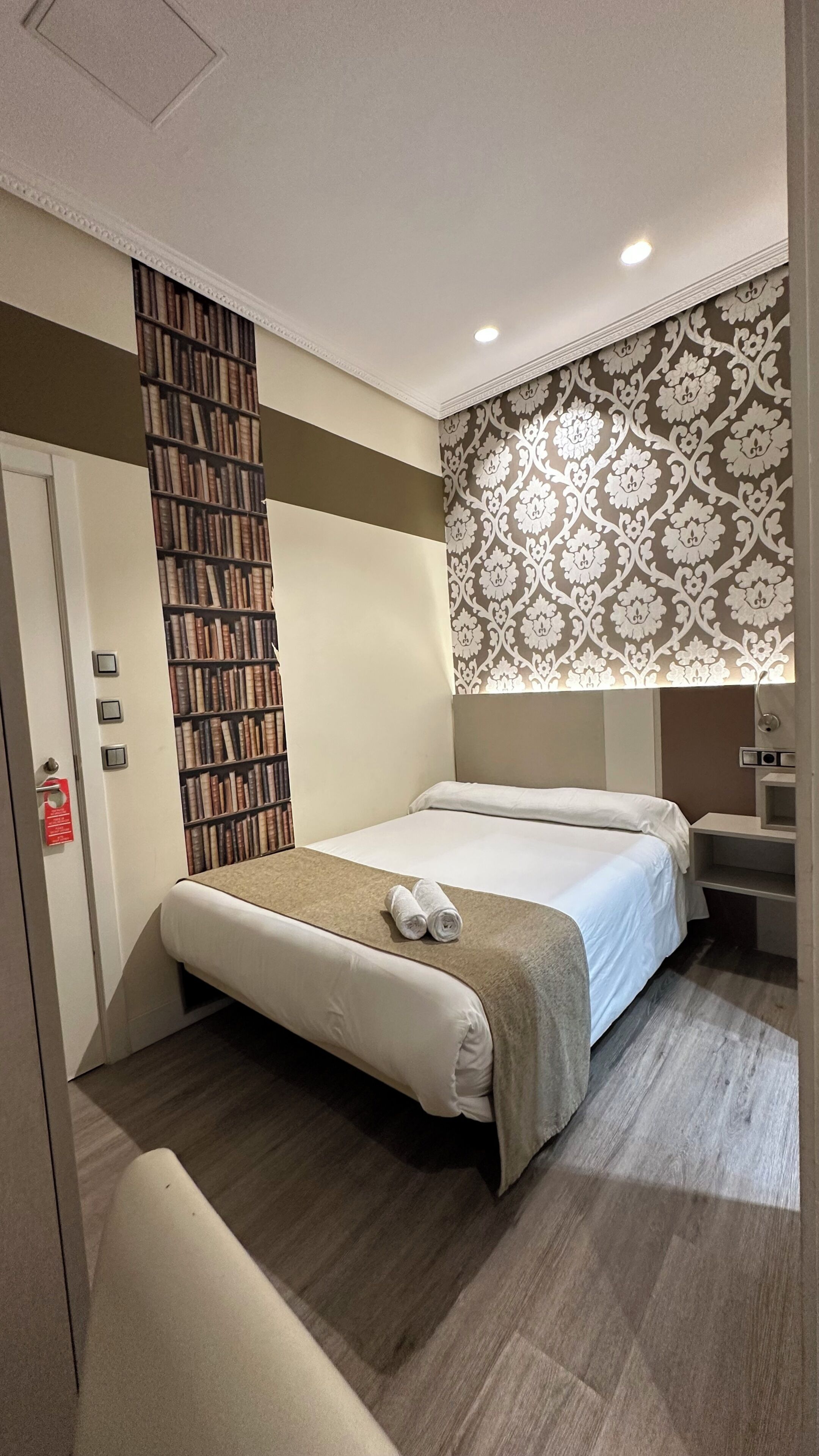 Single Room | Down comforters, in-room safe, WiFi (free), bed sheets