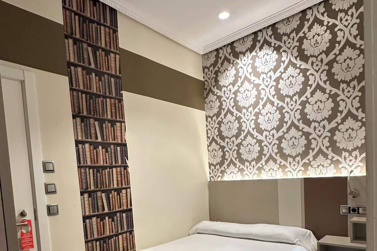 Single Room | Down comforters, in-room safe, WiFi (free), bed sheets