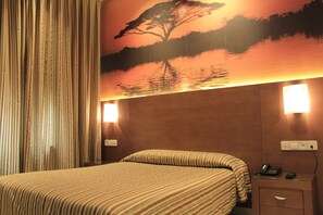 In-room safe, free WiFi, bed sheets - Hostal Atocha Almudena Martin (Madrid)