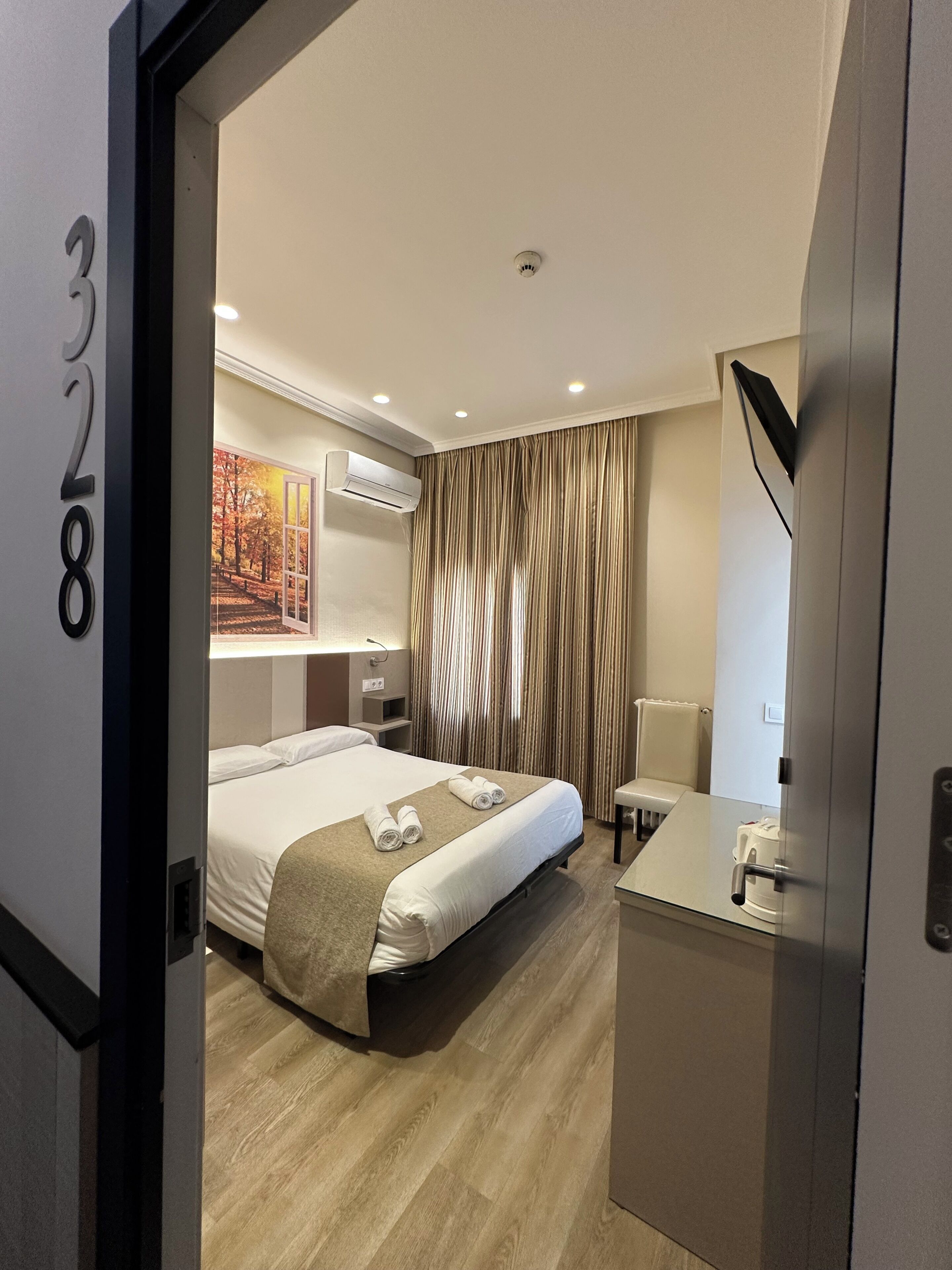 Habitación doble | Edredón, caja de seguridad en la habitación, wifi gratis y ropa de cama 