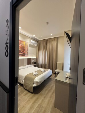 Double Room | Down comforters, in-room safe, WiFi (free), bed sheets - Hostal Atocha Almudena Martin (Madrid)